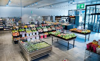A modern supermarket with a large selection of fresh fruits and vegetables. The shelves are neatly arranged and provide an inviting atmosphere. | © MPREIS Warenvertriebs GmbH