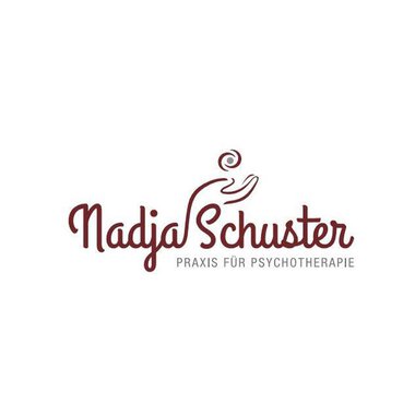 Ein einfaches Logo mit dem Namen "Nadja Schuster" und dem Zusatz "Praxis für Psychotherapie". Die Schrift ist elegant und in einer roten Farbe auf hellem Hintergrund. | © Praxis für therapeutische Unterstützung Logo