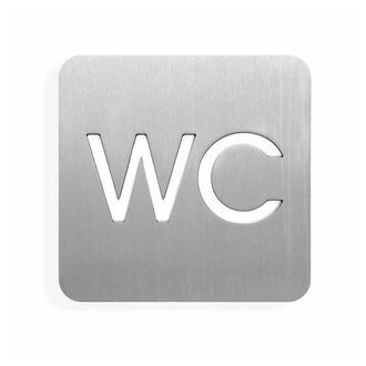 Ein metallisches Schild mit der Aufschrift "WC". Das Schild hat abgerundete Ecken und eine moderne Schriftart.