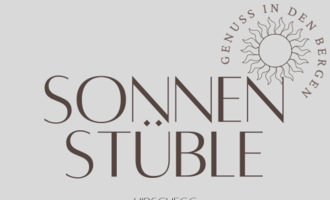 Ein stilvolles Logo für das "Sonnenstüble" in Hirschgegg. Es vermittelt Genuss in den Bergen und kombiniert Eleganz mit einem sonnigen Design.