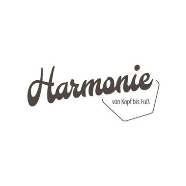 Ein stilvolles Logo mit dem Schriftzug „Harmonie“ in einer geschwungenen Schrift. Darunter steht „von Kopf bis Fuß“ in schlichter Schrift. | © Salon Harmonie von Kopf bis Fuß Logo