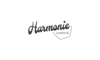 Das Bild zeigt das Wort "Harmonie" in einer stilvollen Schriftart. Darunter steht "von Kopf bis Fuß" in einfacher Schrift. | © Salon Harmonie von Kopf bis Fuß Logo