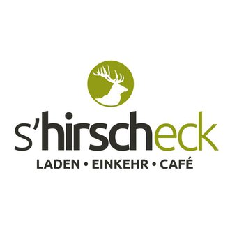 © s´Hirscheck Logo Ein Logo mit dem Namen "s'hirscheck", das die Wörter "LADEN", "EINKEHR" und "CAFÉ" umfasst. Es zeigt ein stilisiertes Geweih über einem grünen Hintergrund. | © s´Hirscheck Logo