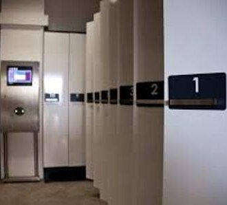 © Sport Pauli GmbH A modern storage room with white cabinets and a digital control unit. Cabinet number 1 is clearly visible in the foreground. | © Sport Pauli GmbH