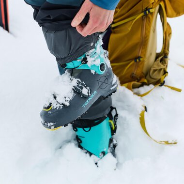 A man is repairing ski equipment and assembling a ski boot. In the background, numerous skis are standing. | © Kleinwalsertal Tourismus | Oliver Farys