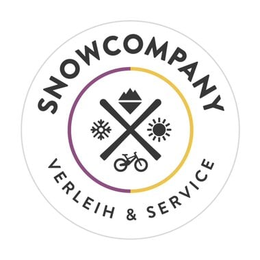 A round logo with the name "SNOWCOMPANY". It features symbols for skiing, sunshine, and bicycles, as well as the addition "Rental & Service". | © Ifen Experience Center Snowcompany Logo