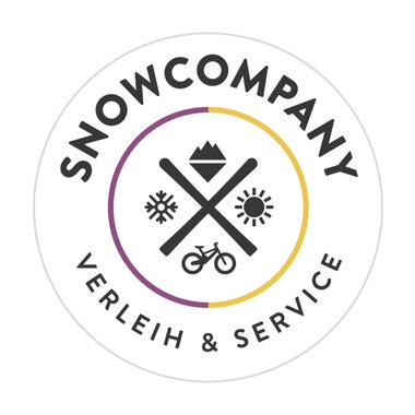 A round logo with the name "SNOWCOMPANY". It features symbols for skiing, sunshine, and bicycles, as well as the addition "Rental & Service". | © Ifen Experience Center Snowcompany Logo