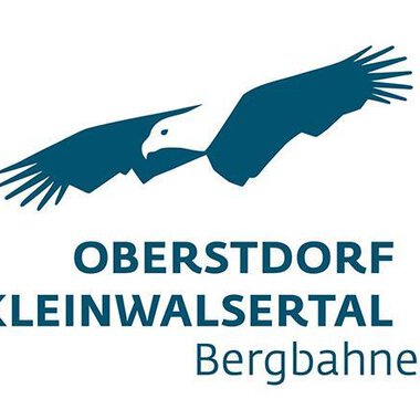 Ein Logo mit einem stilisierten Adler und dem Schriftzug "Oberstdorf Kleinwalsertal Bergbahnen". Es repräsentiert die Bergbahnen in der Region Oberstdorf und Kleinwalsertal. | © OBERSTDORF · KLEINWALSERTAL BERGBAHNEN