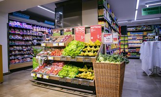 Ein frischer Obst- und Gemüsestand in einem Supermarkt mit verschiedenen Sorten. Die Regale im Hintergrund sind mit Lebensmitteln gefüllt. | © SPAR