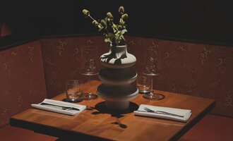 Ein eleganter Tisch in einem Restaurant mit einem dekorativen Vase und vertrockneten Blumen. Die Atmosphäre ist gedämpft und gemütlich. | © Taverne | Sead Sulejmani