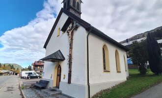 Eine kleine Kirche mit einem spitzen Turm und großen Fenstern. Der Himmel ist teilweise bewölkt und die Umgebung ist grün und gepflegt. | © Unterwestegg-Kapelle Maria Hilf | Tanja Ritsch