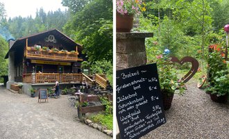 Ein gemütliches Holzhaus umgeben von Bäumen und Blumen. Vor dem Haus steht ein Schild mit Speisen und Preisen. | © Waldhaus | Yvonne Grosse