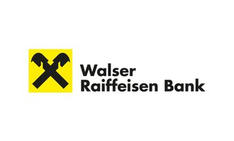 Ein Logo der Walser Raiffeisen Bank mit einem gelben Hintergrund und zwei gekreuzten Werkzeugen. Der Schriftzug ist in Schwarz und beschreibt den Namen der Bank.