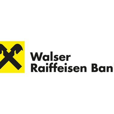 Ein Logo der Walser Raiffeisen Bank mit einem gelben Hintergrund und zwei gekreuzten Werkzeugen. Der Schriftzug ist in Schwarz und beschreibt den Namen der Bank.