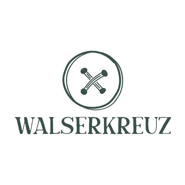 Ein einfaches Logo mit dem Schriftzug „WALSERKREUZ“. Darüber befindet sich ein kreisförmiges Symbol mit gekreuzten Elementen. | © Walserkreuz_logo