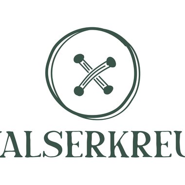 Ein einfaches Logo mit dem Schriftzug „WALSERKREUZ“. Darüber befindet sich ein kreisförmiges Symbol mit gekreuzten Elementen.