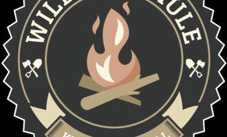 Ein Logo der Wildnisschule Kleinwalsertal mit einem Lagerfeuer. Es zeigt Holzscheite und Flammen in einem runden Design.