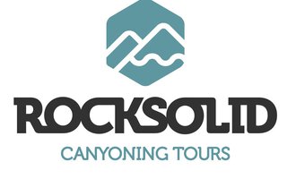 Ein Logo von "Rocksolid Canyoning Tours". Es zeigt stilisierte Berge und Wasserwellen in einer modernen Schriftart.