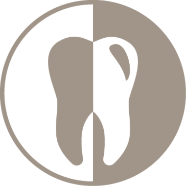 Ein einfaches Logo, das einen Zahn zeigt, geteilt in zwei Farben. Der Zahn ist stilisiert und gehört wahrscheinlich zu einer Zahnarztpraxis oder einer zahnmedizinischen Dienstleistung.