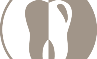 Ein einfaches Logo, das einen Zahn zeigt, geteilt in zwei Farben. Der Zahn ist stilisiert und gehört wahrscheinlich zu einer Zahnarztpraxis oder einer zahnmedizinischen Dienstleistung.