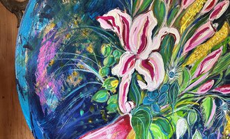 Ein buntes Gemälde mit einer Vielzahl von Blumen, darunter Lilien und andere Pflanzen. Die Farben sind lebhaft und kräftig, vor allem Blau, Pink und Gelb.