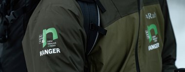 Nahaufnahme eines Rangers im dunklen grünen Jacke mit  | © Kleinwalsertal Tourismus eGen • Fotograf: Basti Heckl