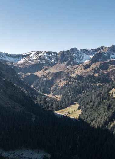 Bergpanorama im Bärgunttal mit hohen Gipfeln und grünen Tälern bei sonnigem Wetter. | © Kleinwalsertal Tourismus eGen • Fotograf: Bastian Morell