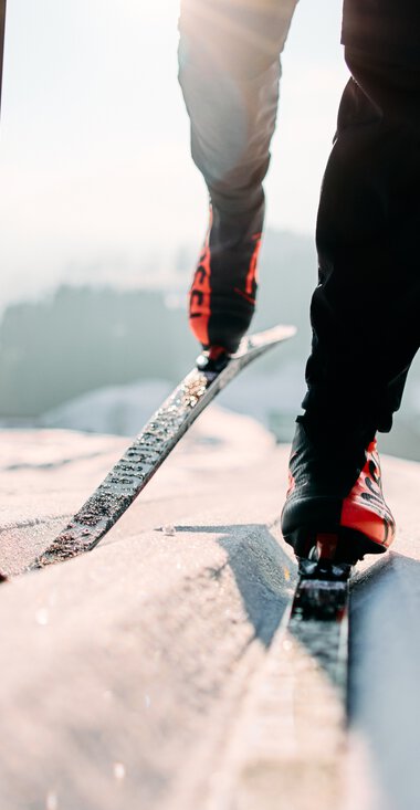 Cross-country skier in classic technique on Schwarzwasserloipe in Kleinwalsertal, in a winter landscape with skis and poles. | © Kleinwalsertal Tourismus eGen • Photographer: Oliver Farys