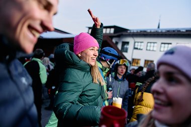 Fröhliche Menschen beim Schneemanntreffen im Kleinwalsertal, Winter 2025, bei einer Outdoor-Veranstaltung, lachende Gesichter, Wintersport-Atmosphäre. | © Kleinwalsertal Tourismus eGen • Fotograf: Oliver Farys