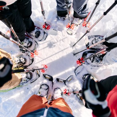 Gruppengemeinschaft beim Schneeschuhwandern im Schneeland Gottesacker, Blick nach unten auf die Schneeschuh- und Skistock-Spur. | © Kleinwalsertal Tourismus eGen • Fotograf: Oliver Farys