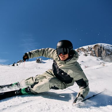 Skifahrer bei winterlichem Bergabenteuer im Schnee, mit blauer Himmel im Hintergrund. | © Kleinwalsertal Tourismus eGen • Fotograf: Oliver Farys