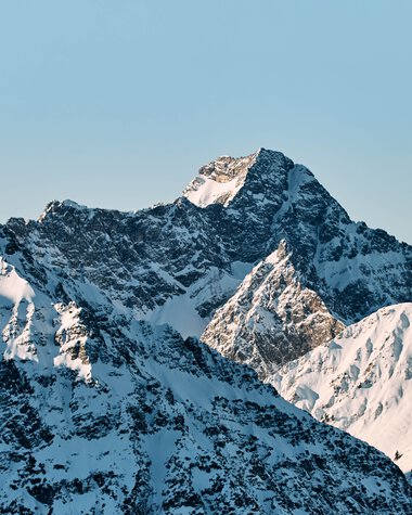 Bergpanorama mit schneebedeckten Gipfeln im Kleinwalsertal, Österreich, im Winter. | © Kleinwalsertal Tourismus eGen • Fotograf: Oliver Farys