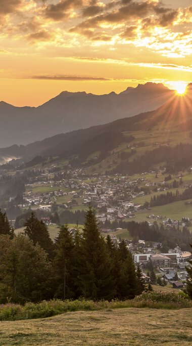 Bergsommer Panorama bei Sonnenuntergang mit Bergen, Wäldern und einem Tal in der Schweiz. | © Kleinwalsertal Tourismus eGen • Fotograf: Steffen Berschin 