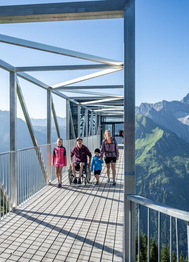 Barrierefreier Aussichtspunkt bei den OK-Bergbahnen mit einer gläsernen und metallenen Aussichtsplattform in den Bergen. | © Oberstdorf · Kleinwalsertal Bergbahnen Fotograf: Dominik Berchthold