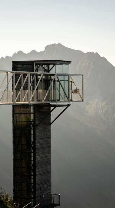 Barrierefreier Aussichtspunkt an den OK-Bergbahnen mit Blick auf die Berge, inklusive Rollstuhlfahrer auf der Plattform. | © Oberstdorf · Kleinwalsertal Bergbahnen Fotograf: Dominik Berchthold