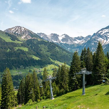 Bergstation einer Seilbahn in den Alpen mit Bergen, Wäldern und Skilift in Oberstdorf, Deutschland. | © Oberstdorf · Kleinwalsertal Bergbahnen
