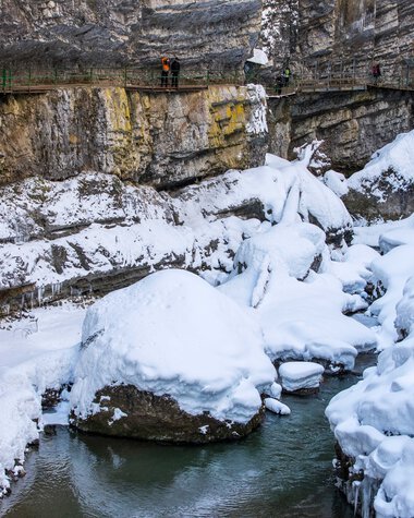Eingefrorene Breitachklamm mit Schnee und Eis, Blick auf den Fluss in einer winterlichen Landschaft. | © Kleinwalsertal Tourismus eGen • Breitachklamm • Fotograf: Frank Drechsel