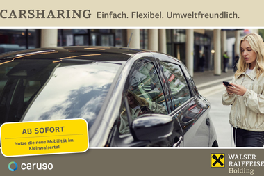 Fahrzeug beim Carsharing in der Stadt, eine Frau nutzt ihr Smartphone, im Hintergrund Gebäude und Straßen. | © Kleinwalsertal Tourismus eGen • Caruso