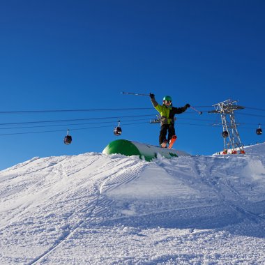 Ein Skifahrer springt in der Luft auf einem verschneiten Berg bei den Skiliften in Oberstdorf, Deutschland. | © Kleinwalsertal Tourismus eGen • Oberstdorf Kleinwalsertal Bergbahnen