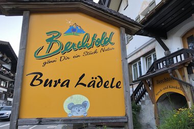 Das Schild der Bura Lädle, einem Dorfladen, mit dem Namen und einem Maus-Logo, in Berchtold, Österreich. | © Kleinwalsertal Tourismus eGen • Berchtolds Bura Lädele