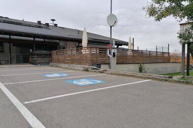 E-Auto-Ladesäule im Außenbereich eines Restaurants oder Cafés mit behindertengerechtem Parkplatz. | © Kleinwalsertal Tourismus eGen