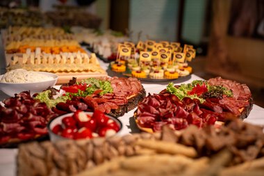 Vielfältiges Buffet mit frischen Salaten, Aufschnitten, Käse, Obst und Fingerfood beim Kulinarikfestival 2025 in Isenhoff. | © Kleinwalsertal Tourismus eGen • Fotograf: Isenhoff
