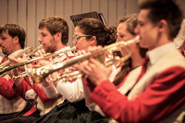 Musiker in Trachten spielen richtige Instrumente bei einem Konzert. | ©  Kleinwalsertal Tourismus eGen • Fotograf: Oliver Farys