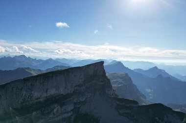 Bergpanorama mit schroffen Gipfeln und einer sonnigen Himmel, aufgenommen in den Bergen bei schönem Wetter. | © Kleinwalsertal Tourismus eGen