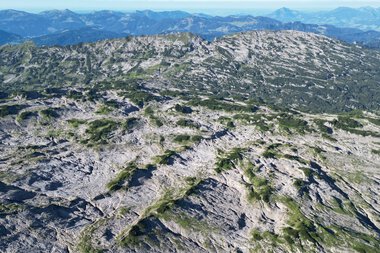 Landschaft mit beeindruckenden Bergen und felsigen Gipfeln unter klarem Himmel. | © Kleinwalsertal Tourismus eGen