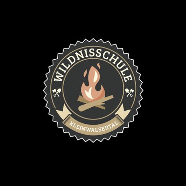 Logo der Wildnisschule Kleinwalsertal mit einem Lagerfeuer und Holzstücken auf dunklem Hintergrund