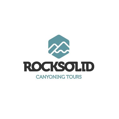 Logo von Rocksolid Canyoning Tours mit Symbol eines Bergs und Fluss, schwarze Schrift, blauer Text für den Namen.