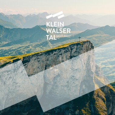 Felsen und Berglandschaft mit Logo und Text 'KLEIN WALSER TAL seit 1802' superponiert im Vordergrund.