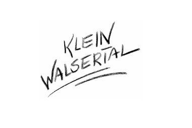 Logo mit handgeschriebenem Text 'KLEIN WALSEERIAL' in schwarzer Schrift auf weißem Hintergrund.