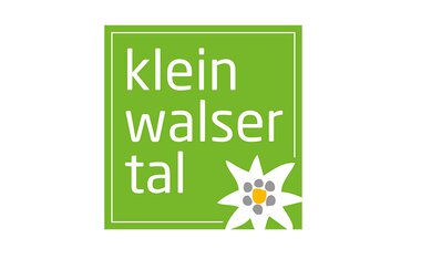 Logo des Kleinwalsertals, mit grüner Hintergrundfarbe, weißem Text und einer weißen Blume mit grauen und gelben Akzenten.